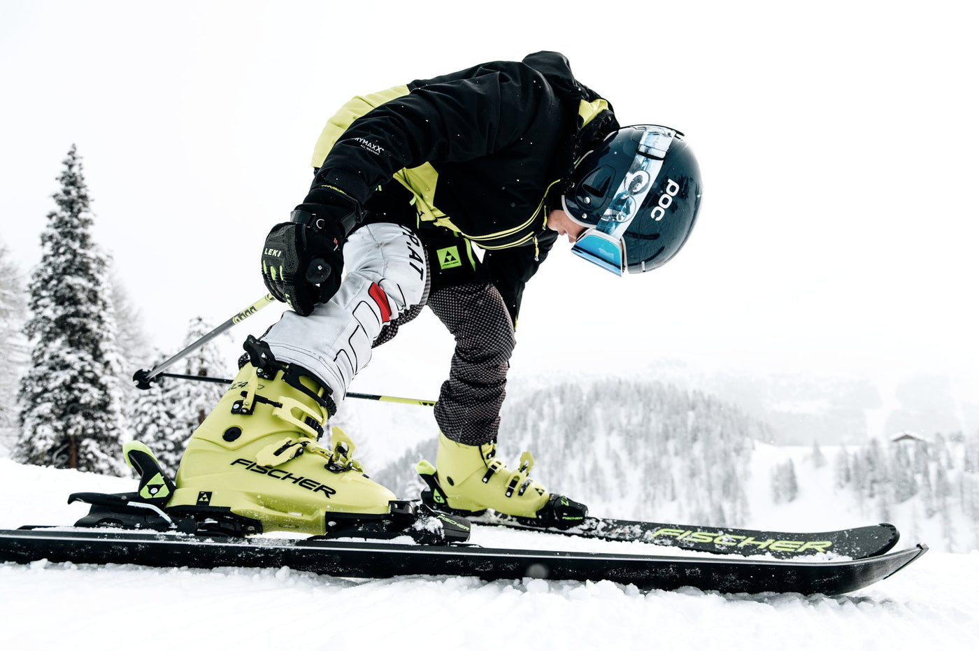 Power Ski - Junger Bub in Rennanzug bereitet sich auf Start vor
