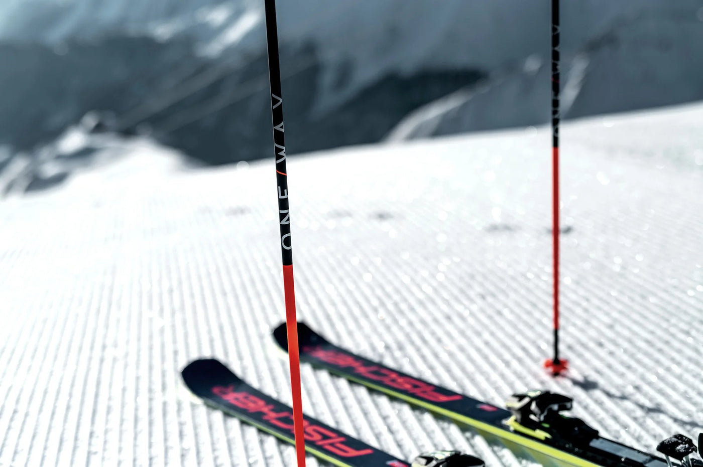 Power Ski - Skistöcke stecken in Schnee neben Ski