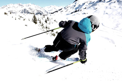 Power Ski - Junger Bub auf Kinder Ski fährt Piste hinab