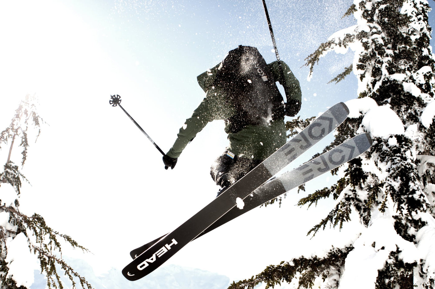 Power Ski - Mann springt auf Freeride Ski über Kamera