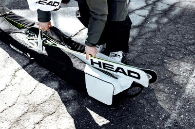 Power Ski - Head Ski werden in Skitasche gepackt