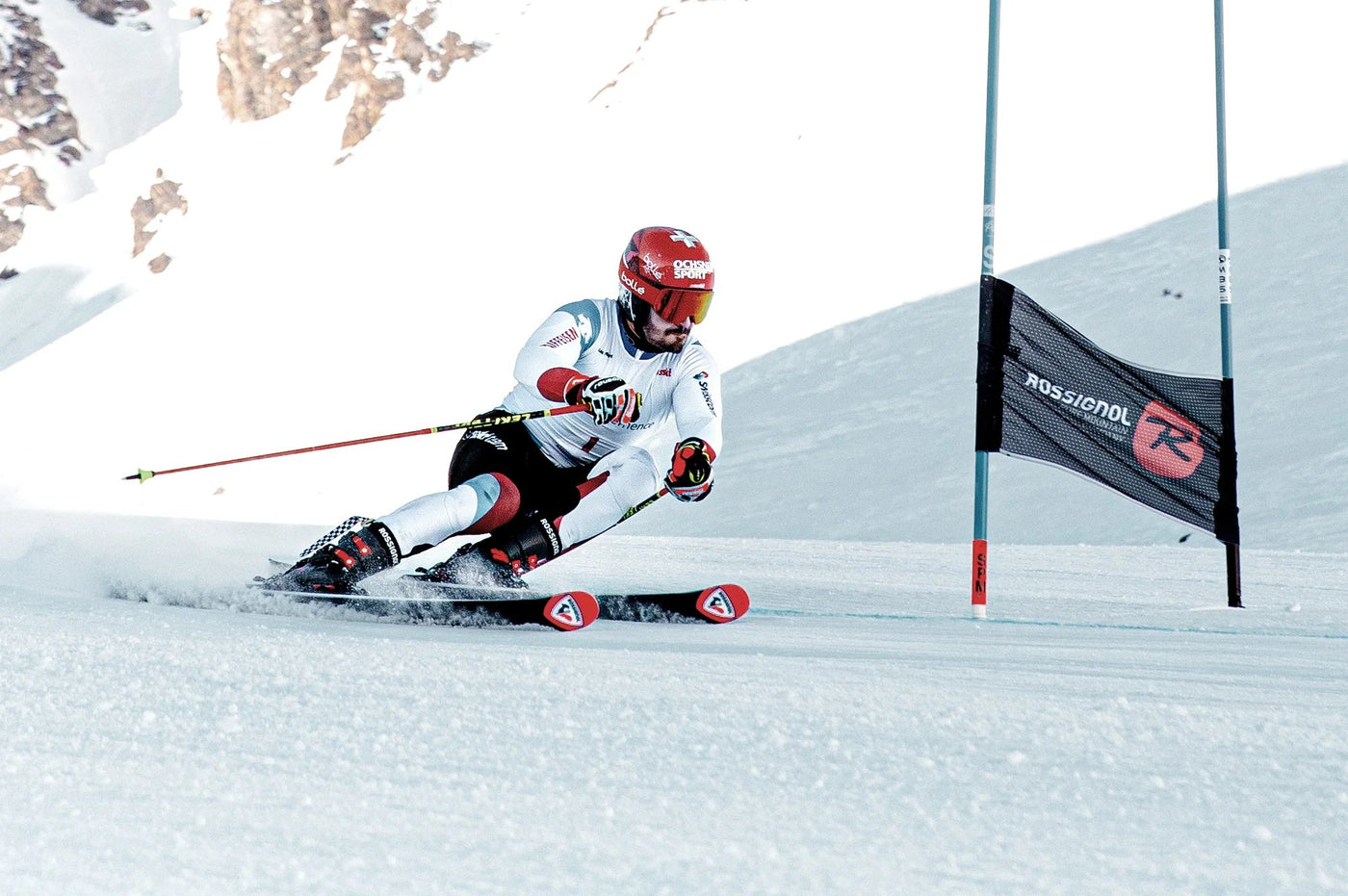 Power Ski - Skirennfahrer in Rennanzug umkreist Tor auf Raceski