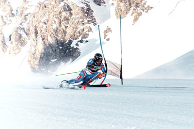 Power Ski - Skirennfahrer umfährt Tor in engem Schwung auf originalen Rennski