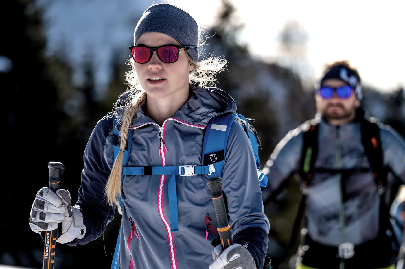 Power Ski - Tourenski-Komplettsets - Mann und Frau bei Aufstieg