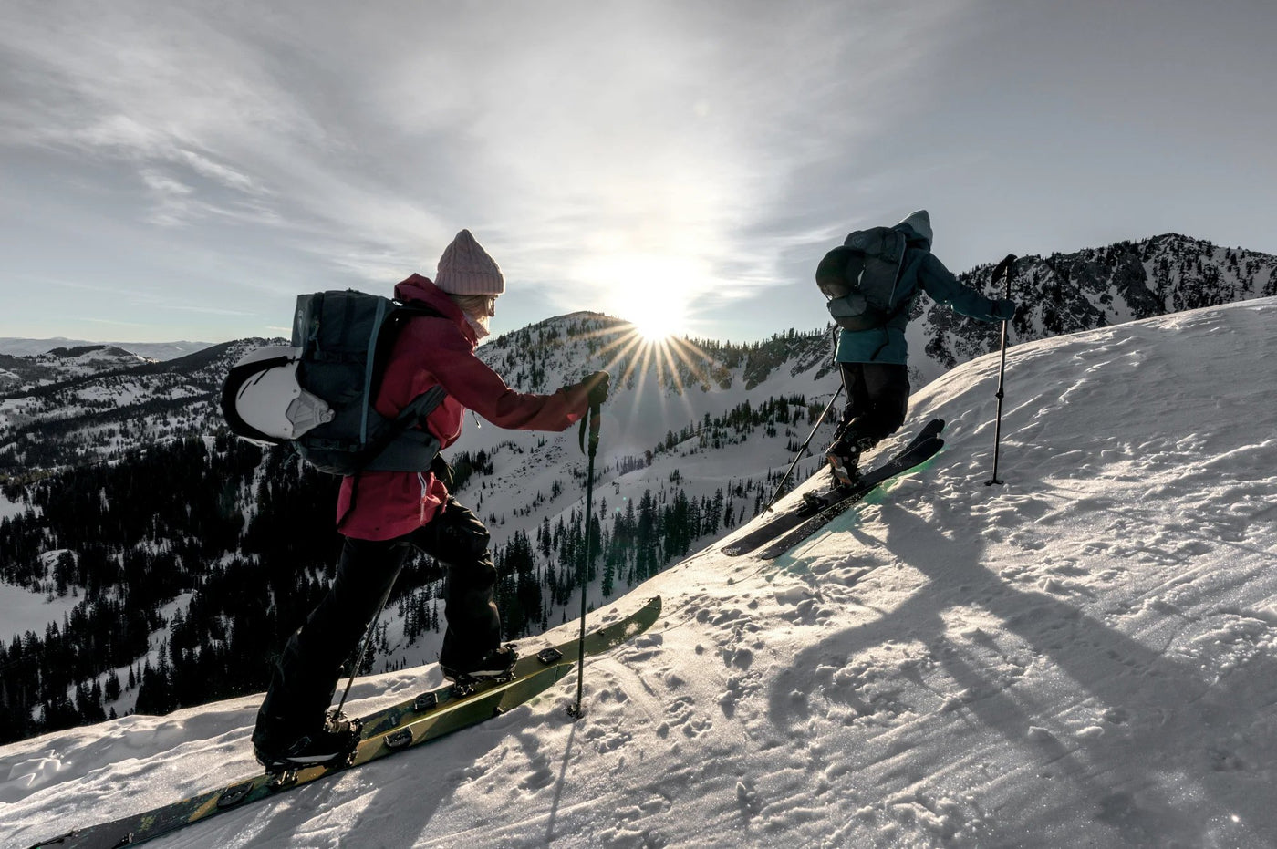 Power Ski - Zwei Frauen besteigen Berg auf Tourenski