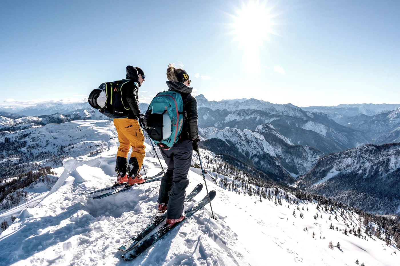 Power Ski - Mann und Frau mit Tourenski auf Gipfel