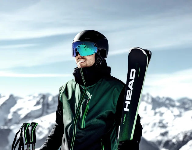 Power Ski -  Mann hält Allmountain Ski von Head in der Hand und lacht