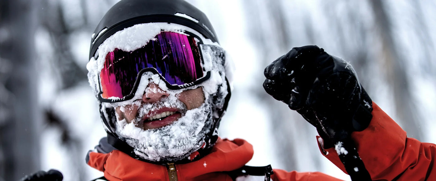 Power Ski - Portrait eines Mannes mit Skihelm und Skibrille, der vollkommen von Schnee bedeckt ist beim Freeriden