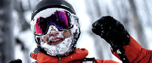 Power Ski - Portrait eines Mannes mit Skihelm und Skibrille, der vollkommen von Schnee bedeckt ist beim Freeriden