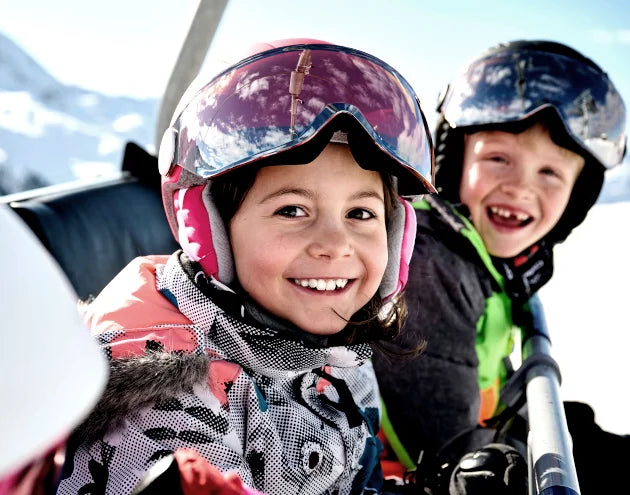 Power Ski - Mädchen und Bub auf Sessellift mit Kinder Ski