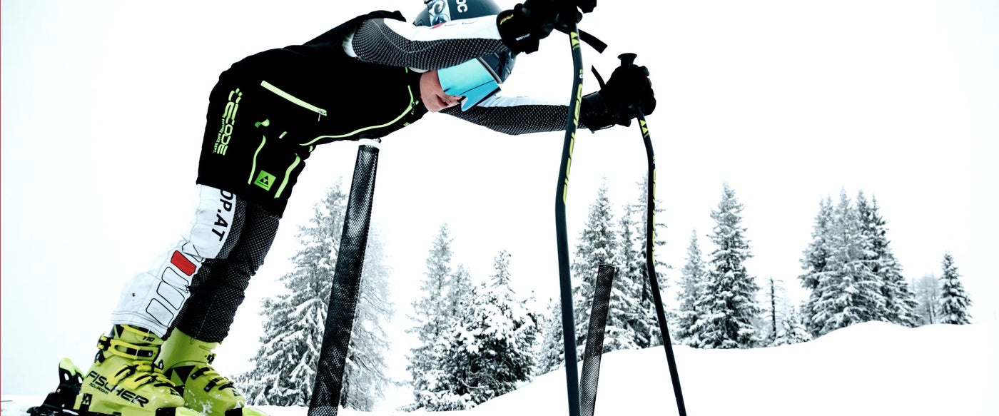 Power Ski - Junge mit Skihelm und Skibrille bereitet sich auf Start vor