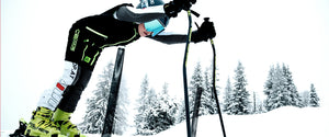 Power Ski - Junge mit Skihelm und Skibrille bereitet sich auf Start vor