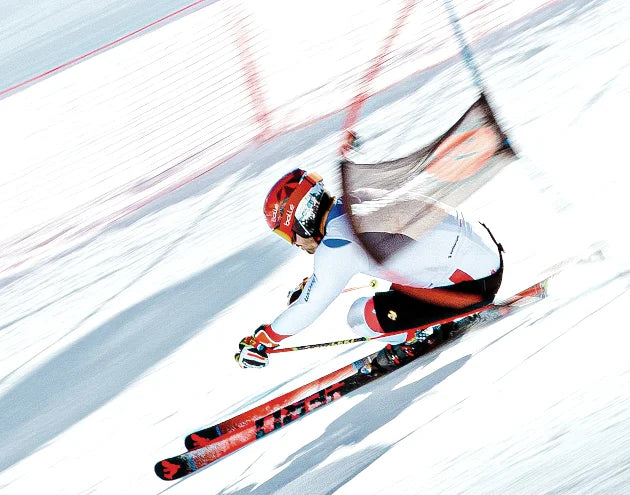Power Ski - Mann in Rennanzug schießt eng an Tor vorbei