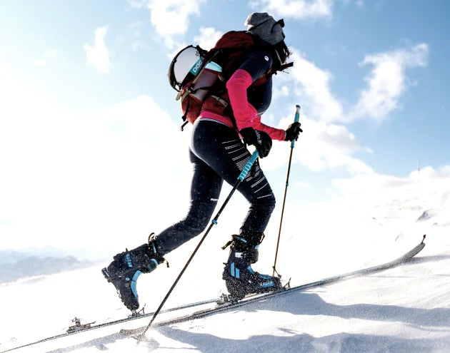 Power Ski - Frau auf Tourenski erklimmt Berg